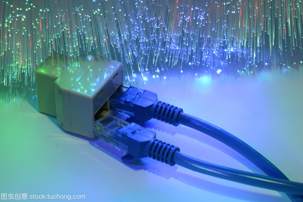 連接未來 網絡電纜、集線器與光纖技術的精密交響